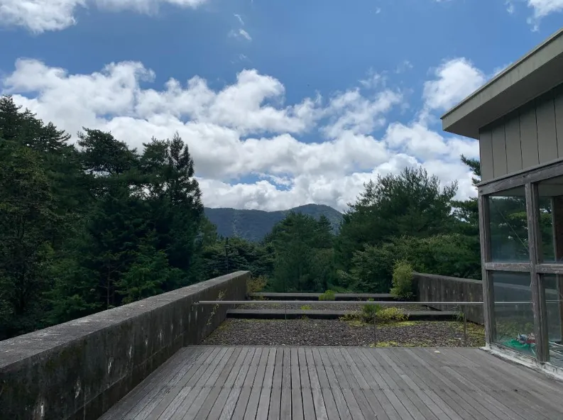 富士河口湖町「西湖セミナーハウス」のデッキ