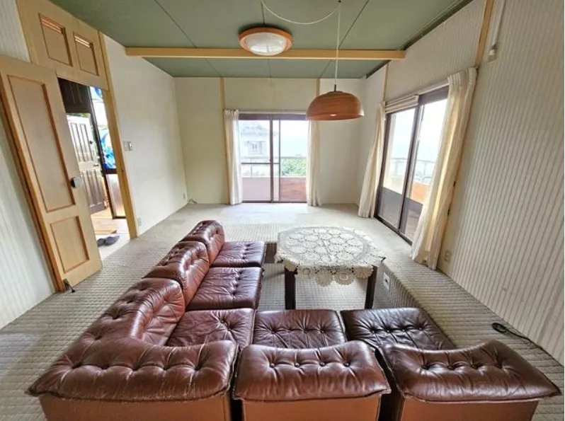 伊東市富戸売中古戸建のダイニング・リビングの写真1