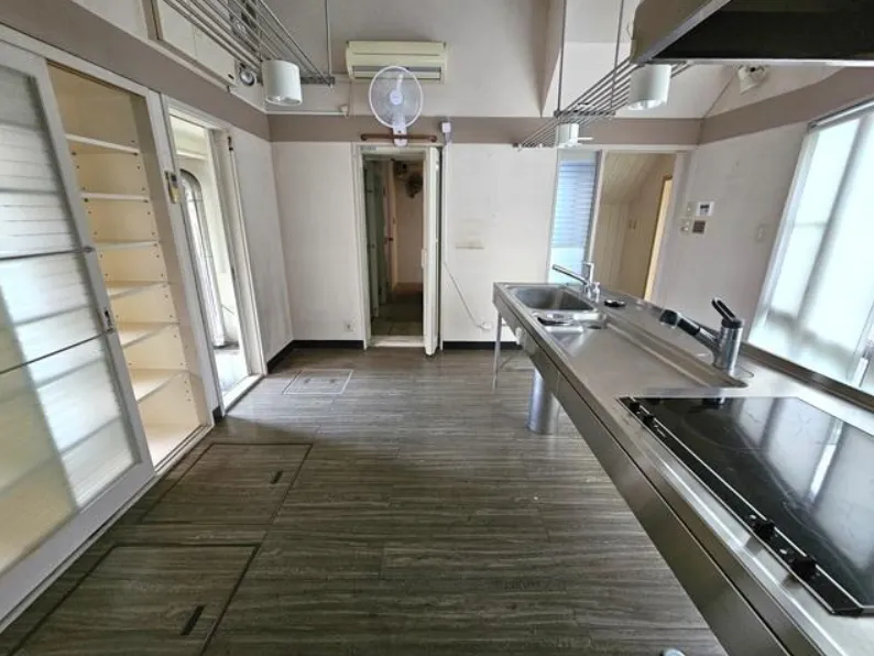 伊東市富戸売中古戸建のキッチンの写真3