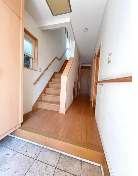 葉山町堀内中古戸建の階段