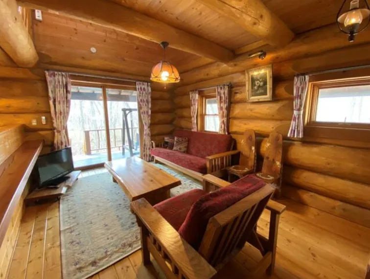 那須売中古ログハウス別荘のリビング・キッチン