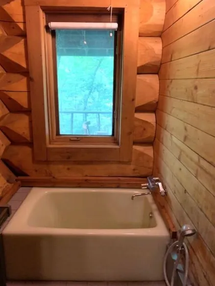 那須売中古ログハウス別荘の2階ロフトの窓