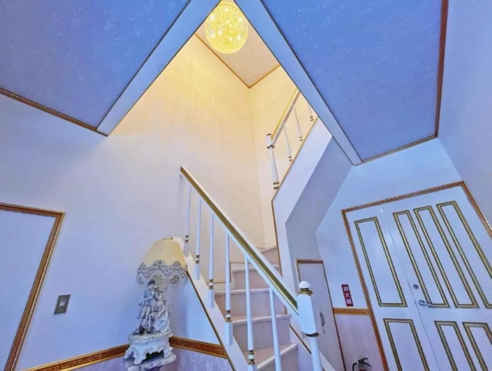 嬬恋村鎌原中古戸建の階段の写真