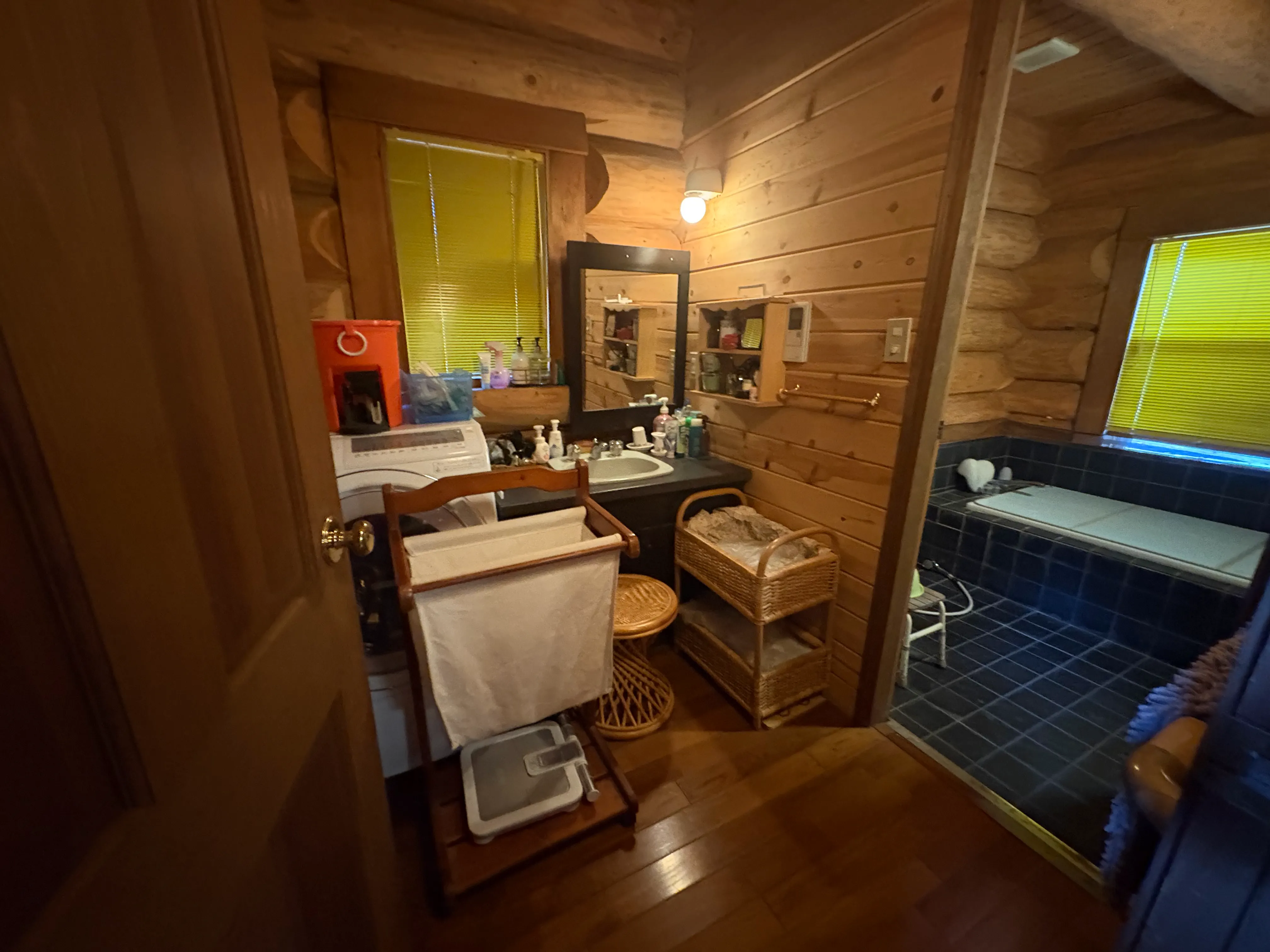 伊東市池天城高原別荘地ログハウスの洗面室