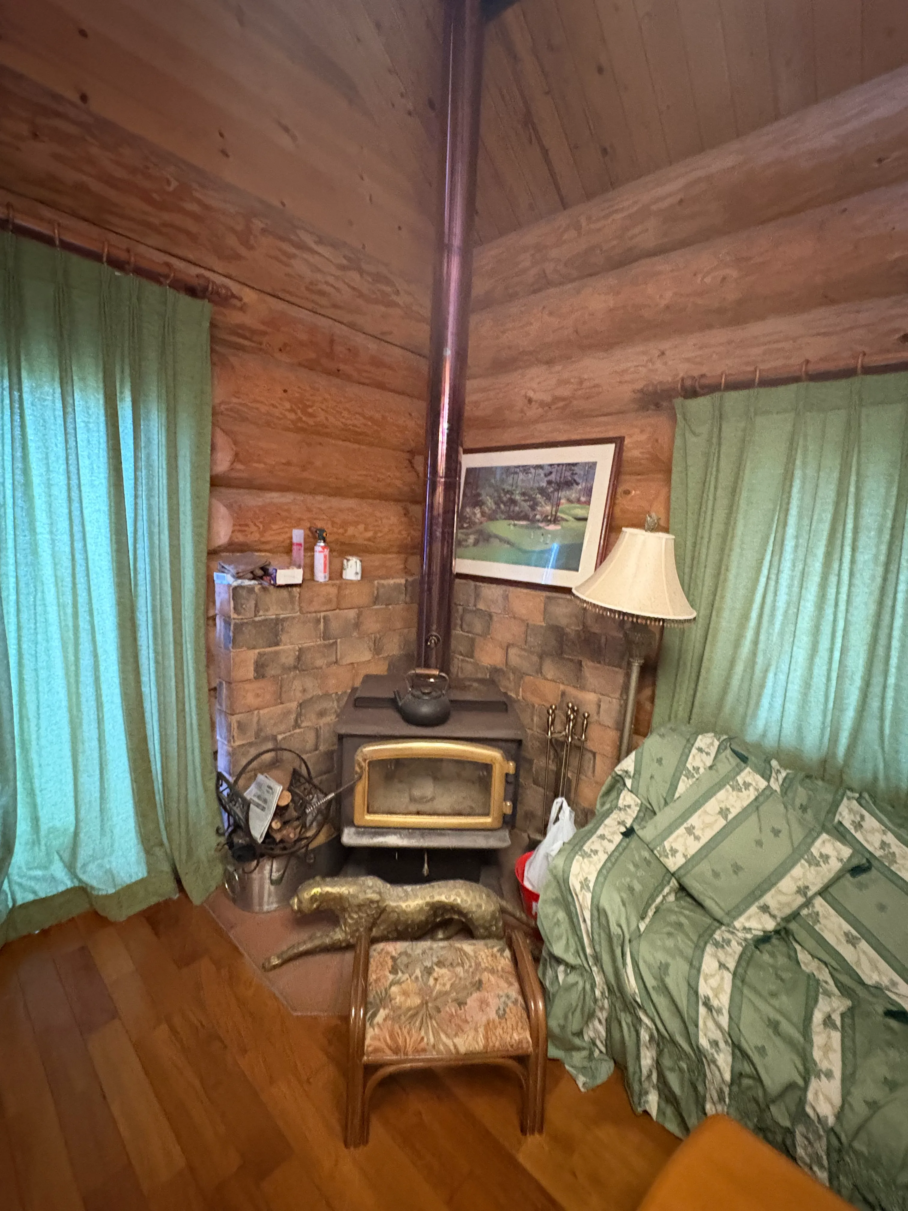 伊東市池天城高原別荘地ログハウスの薪ストーブ