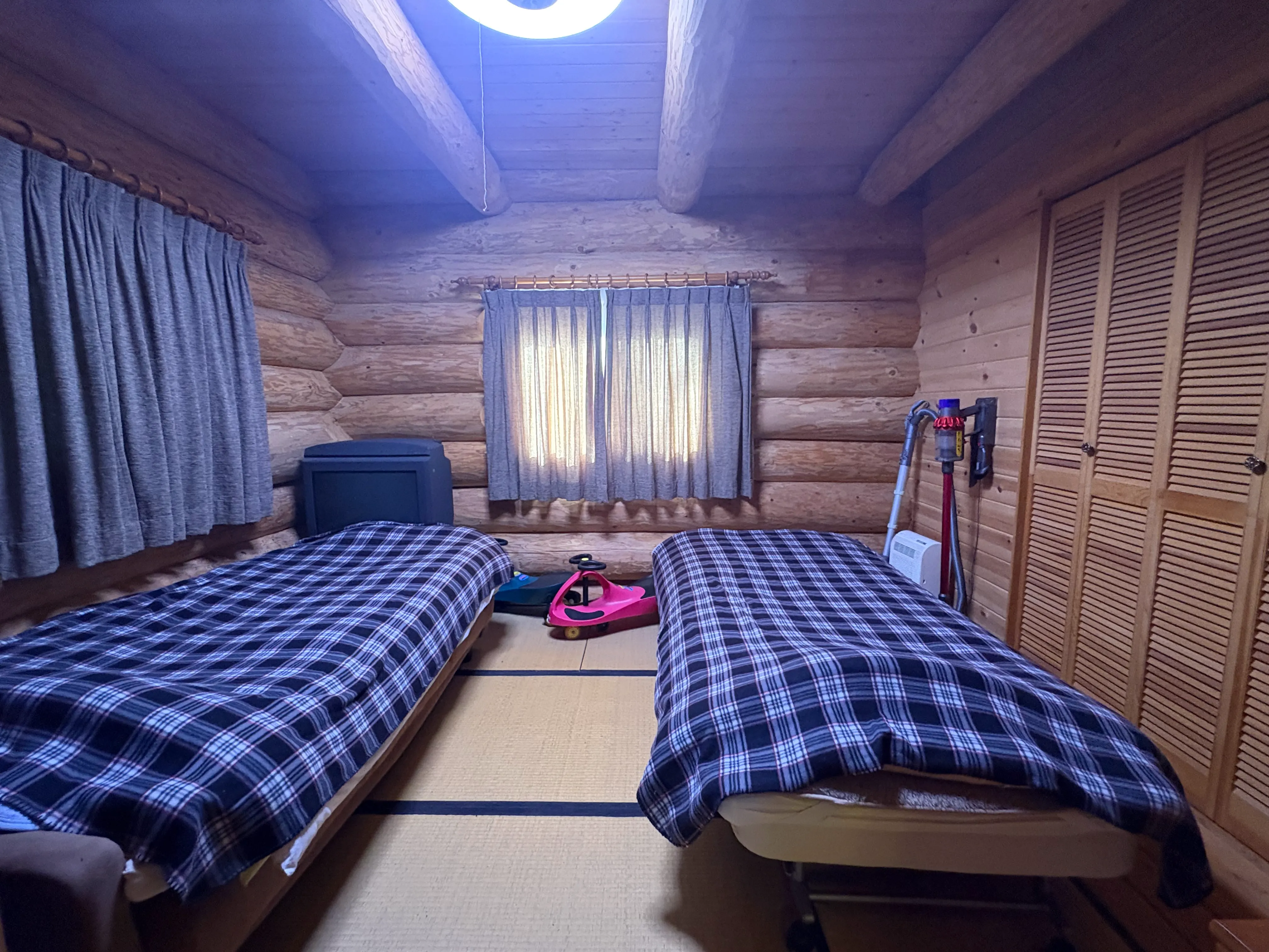 伊東市池天城高原別荘地ログハウスの寝室1