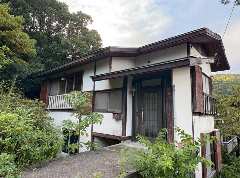 伊豆高原浮山温泉郷中古別荘の外観