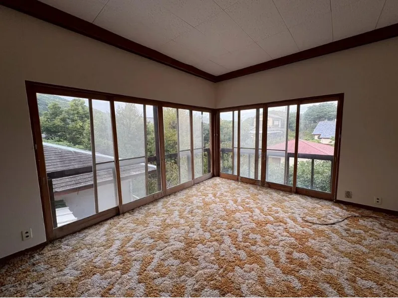 伊豆高原浮山温泉郷中古別荘の洋室の写真1