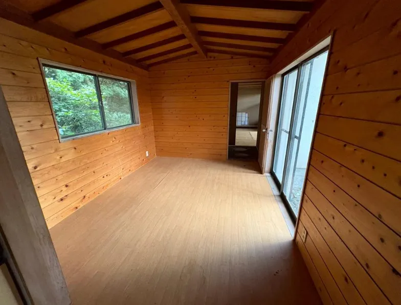 伊豆高原浮山温泉郷中古別荘の洋室の写真2