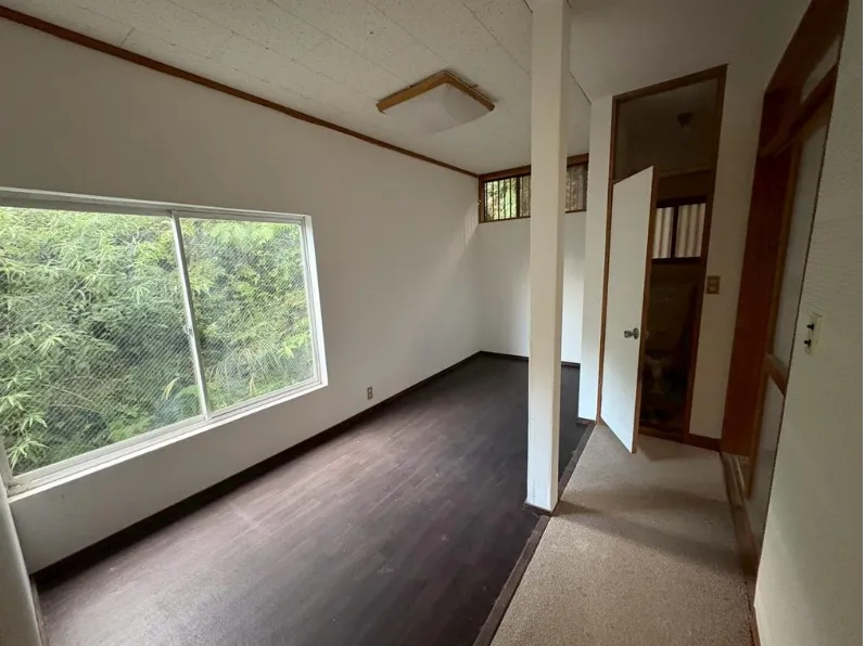 伊豆高原浮山温泉郷中古別荘の洋室の写真4