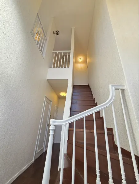 逗子市葉山四季分譲地内売中古戸建の階段