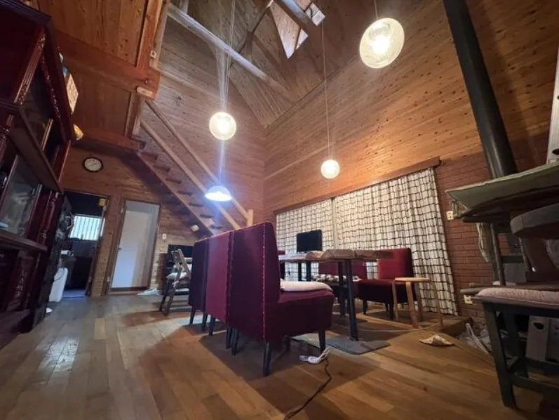 軽井沢町大字長倉売中古戸建のリビングの写真2