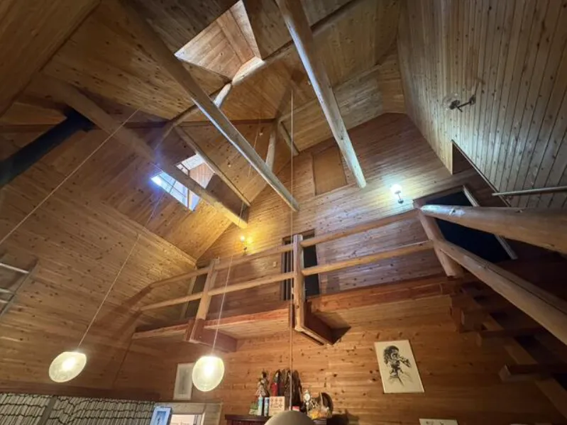 軽井沢町大字長倉売中古戸建のリビングの吹き抜けの写真