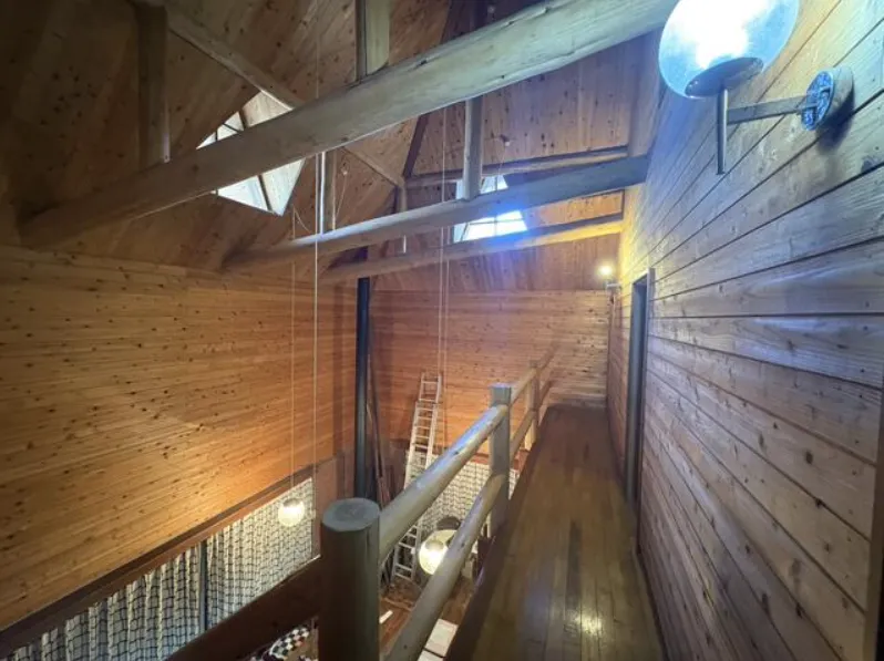 軽井沢町大字長倉売中古戸建のリビングの2階