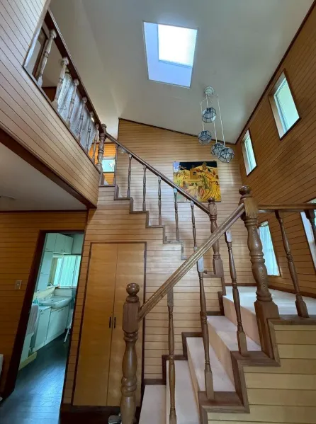 吹き抜けの階段