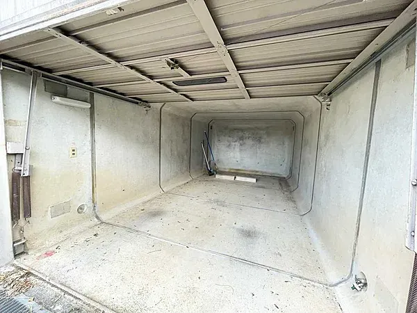 ガレージ内部