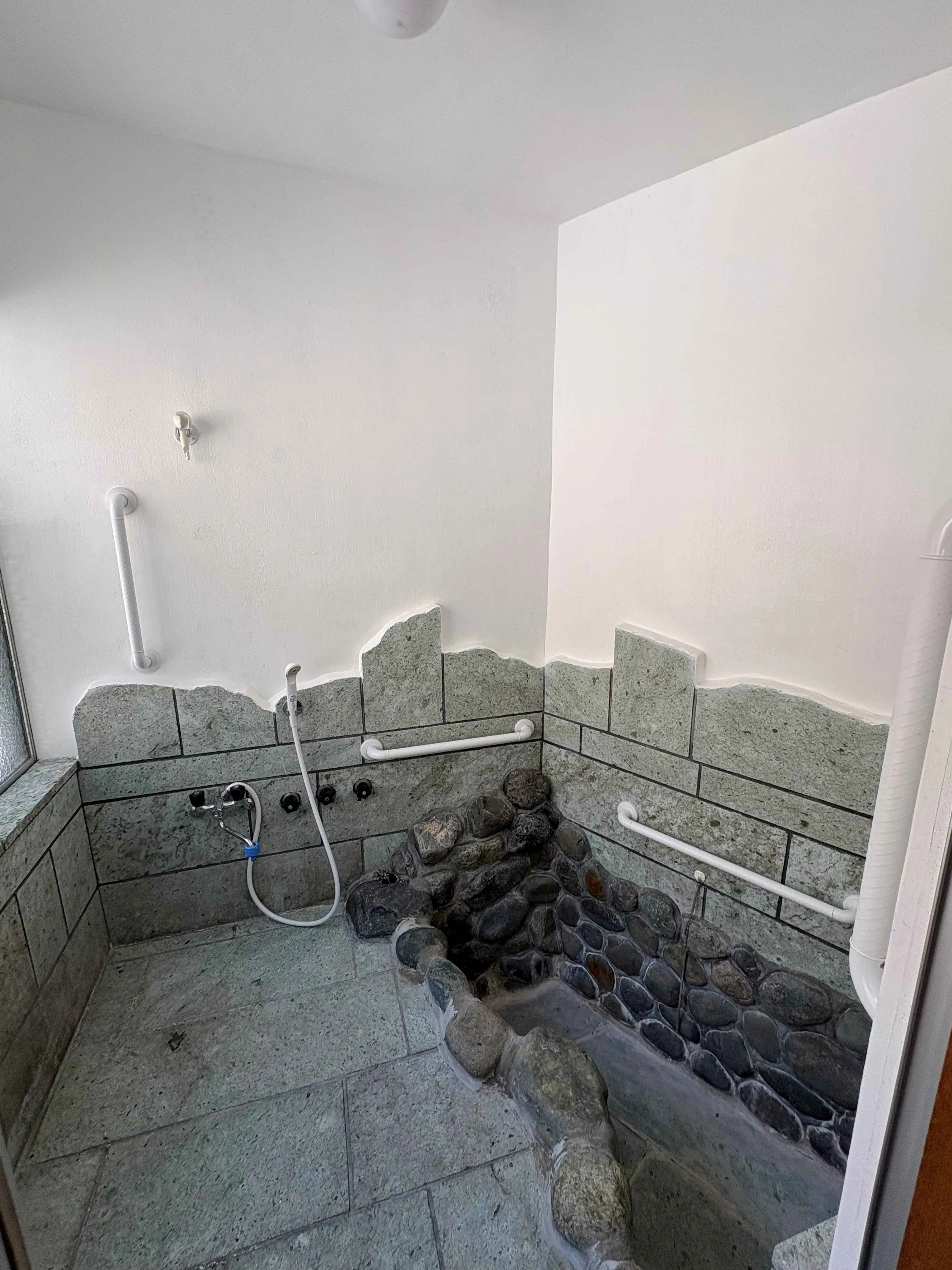 浴室（岩風呂）