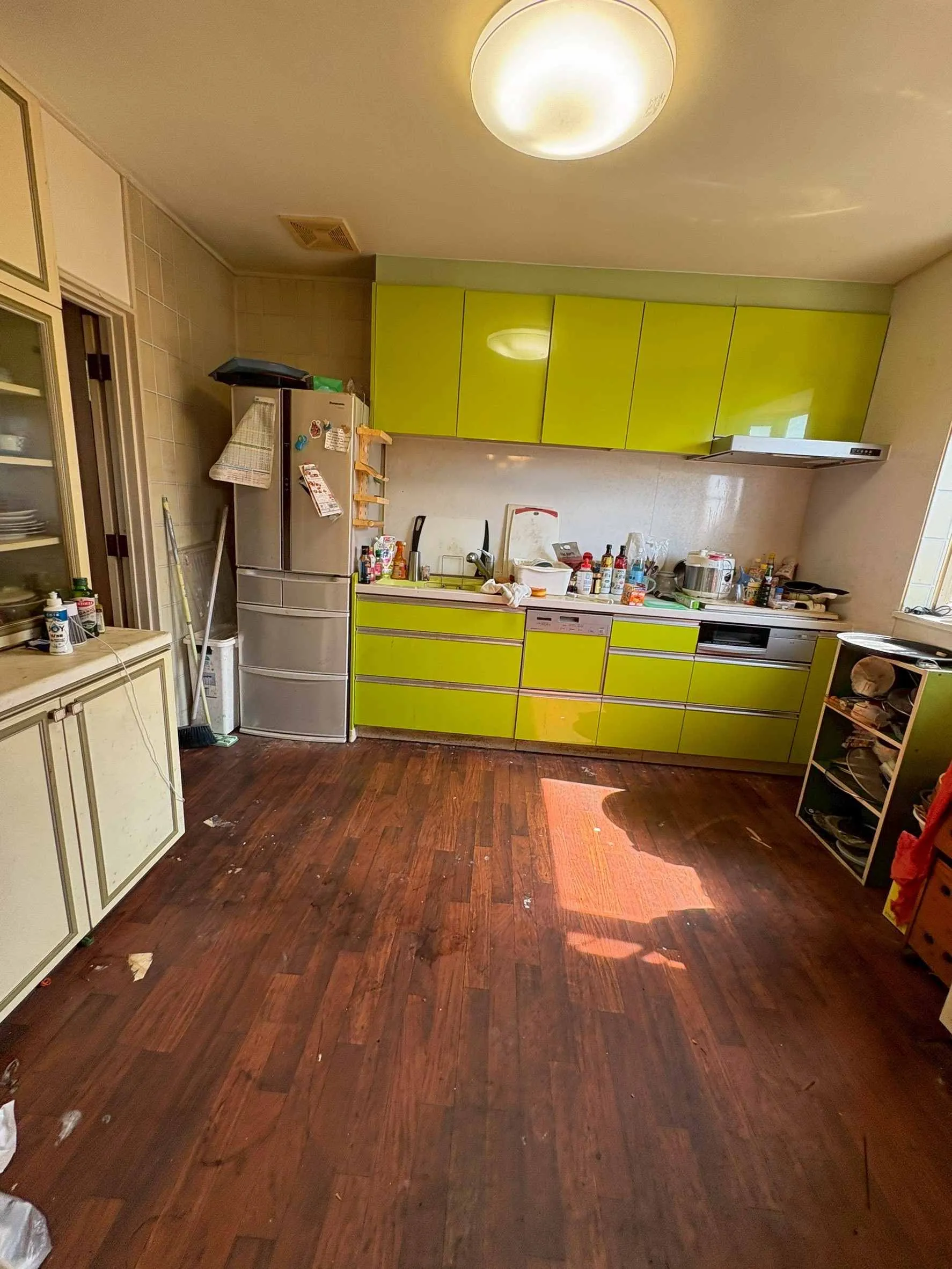 材木座四丁目中古戸建のキッチン内観・鮮やかなライムグリーンのキッチンキャビネット