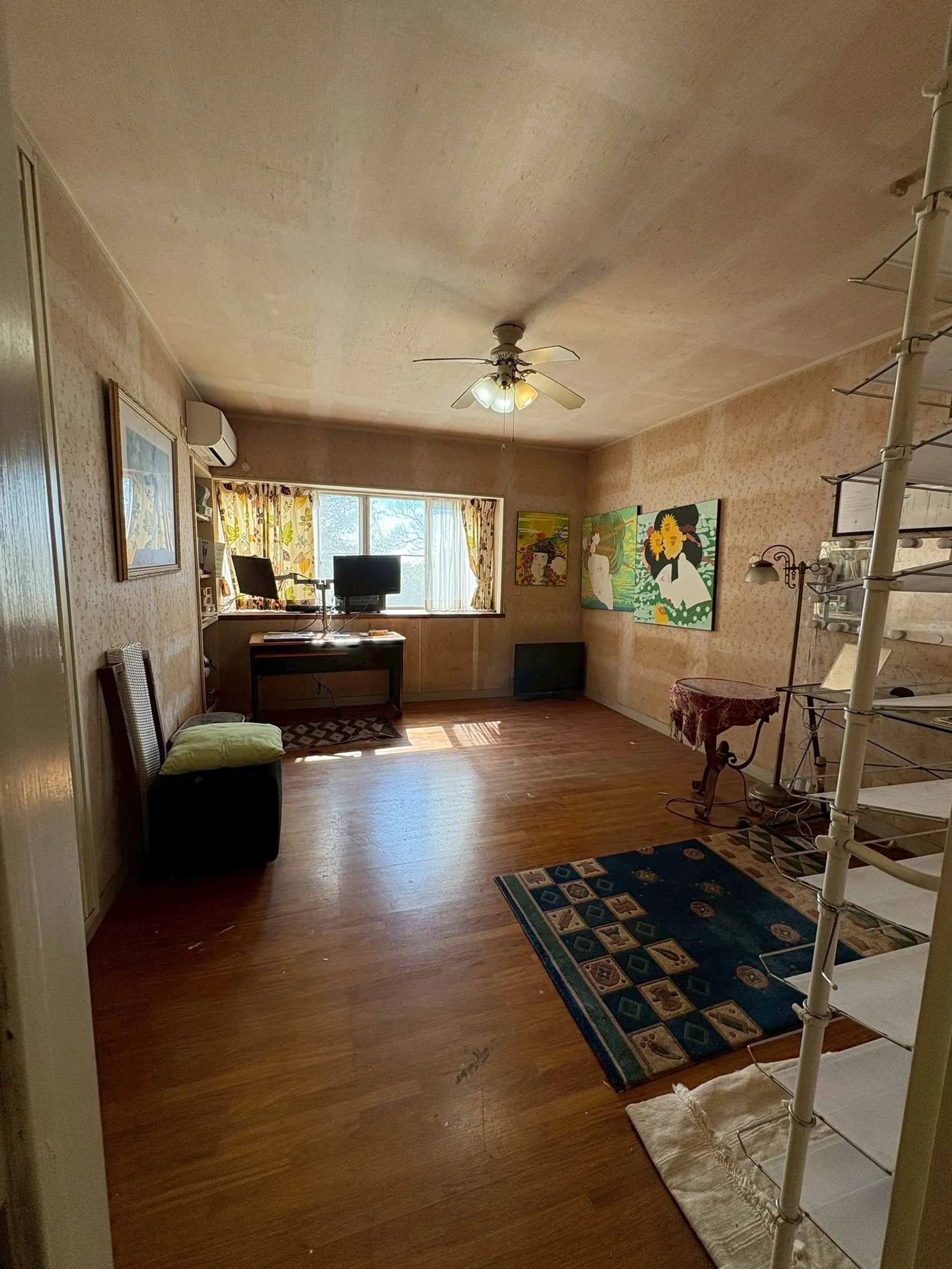 材木座四丁目中古戸建の螺旋階段のあるリビングルーム内観