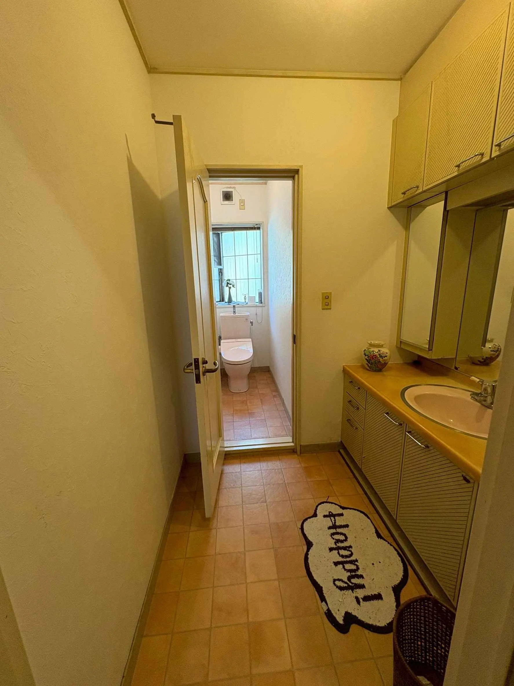 材木座四丁目中古戸建の洗面脱衣所とトイレ