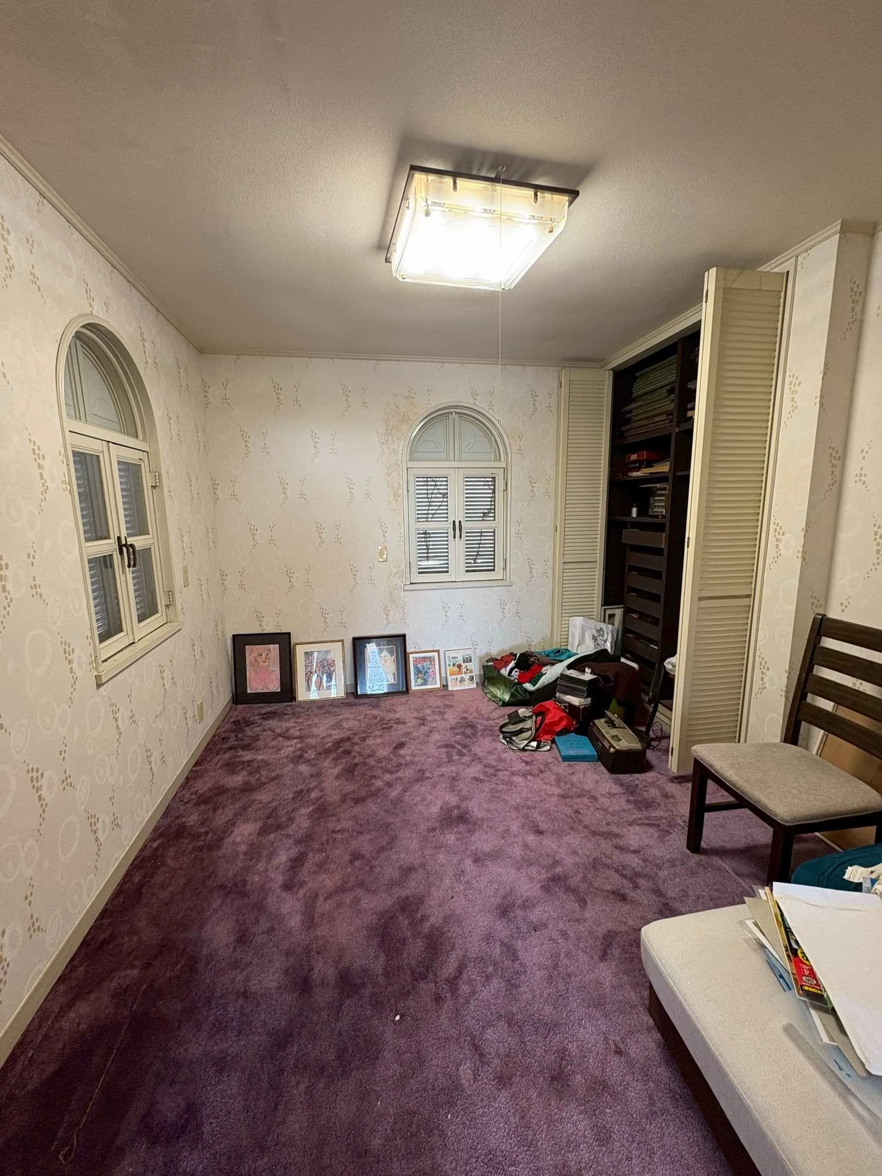 材木座四丁目中古戸建の洋室内観・パープルカーペット敷きの居室