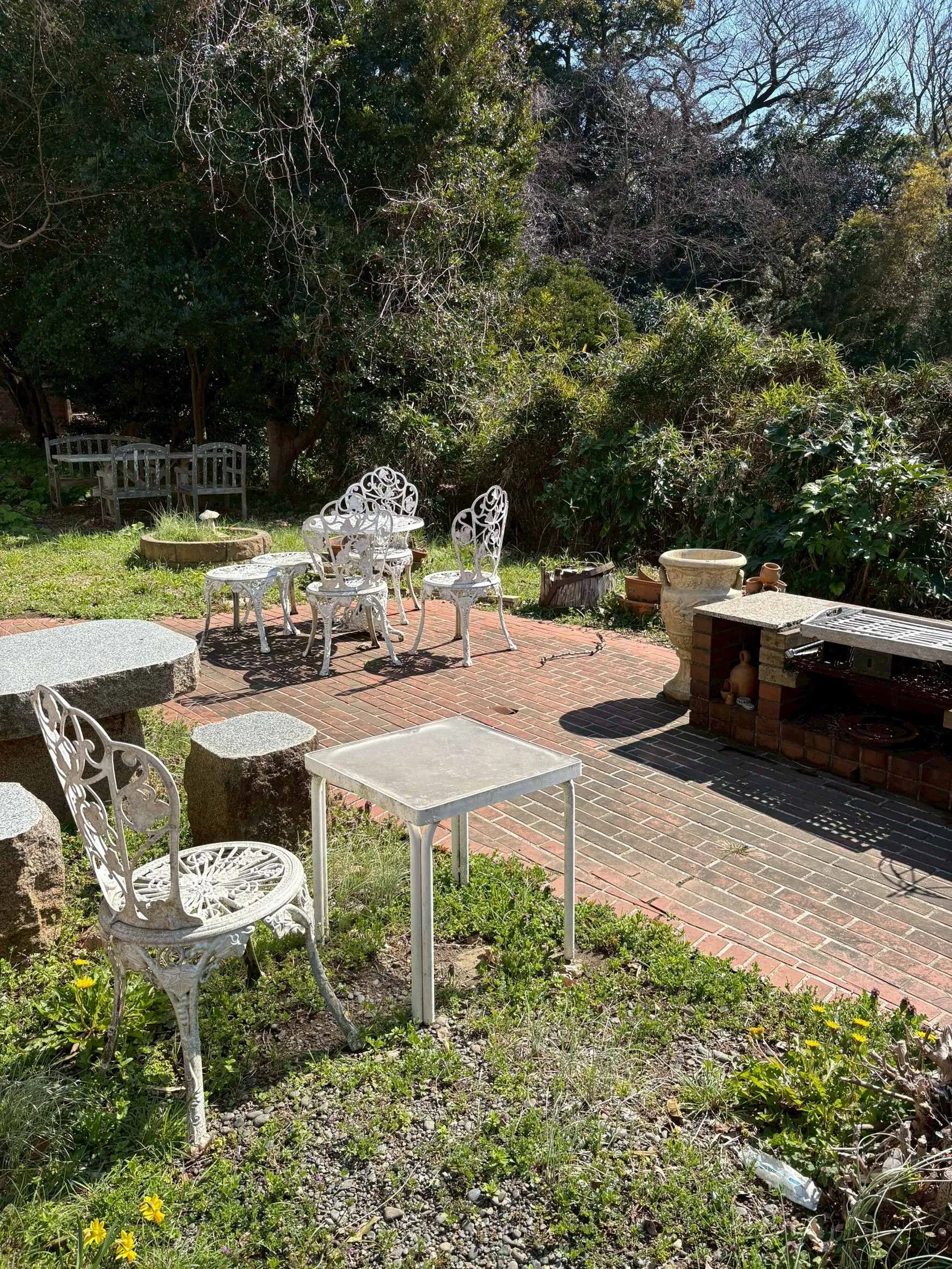 材木座四丁目中古戸建のレンガ敷きテラスとバーベキュー設備