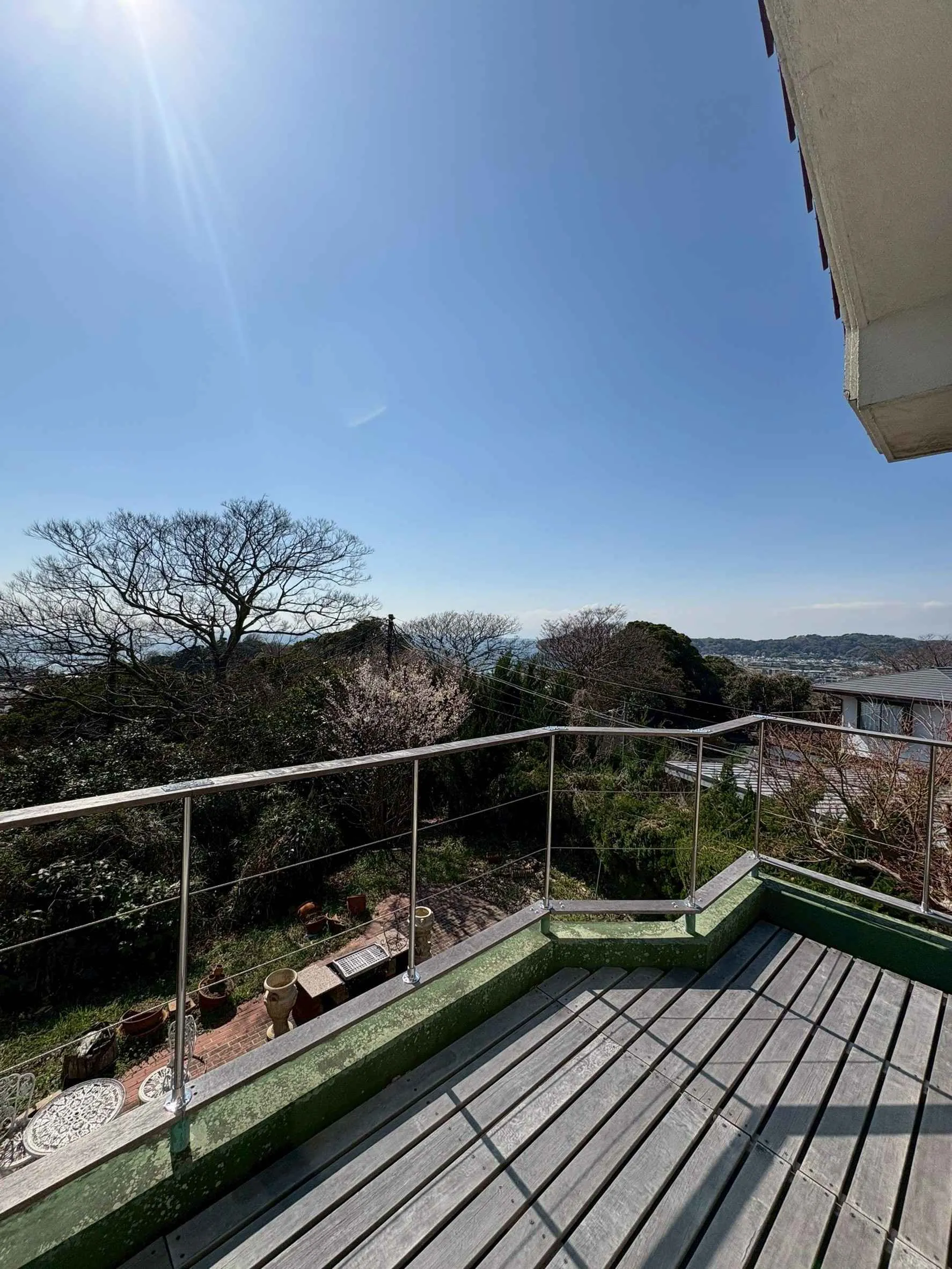 材木座四丁目中古戸建のウッドデッキテラスから望む緑豊かな景色