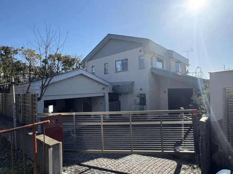 神奈川県足柄下郡真鶴中古戸建の外観・白い2階建て住宅