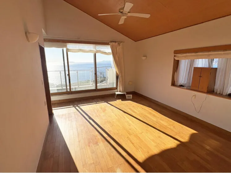 神奈川県足柄下郡真鶴中古戸建の海が見える明るいリビング