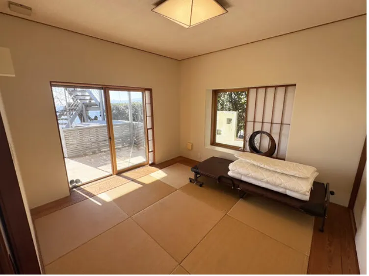 神奈川県足柄下郡真鶴中古戸建の和室内観・テラス付き