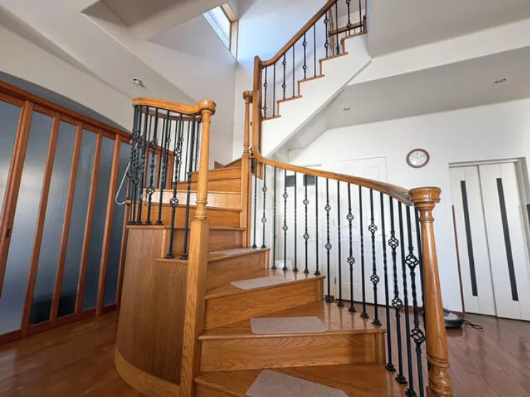 神奈川県足柄下郡真鶴中古戸建の木製階段とアイアン手すりの内観