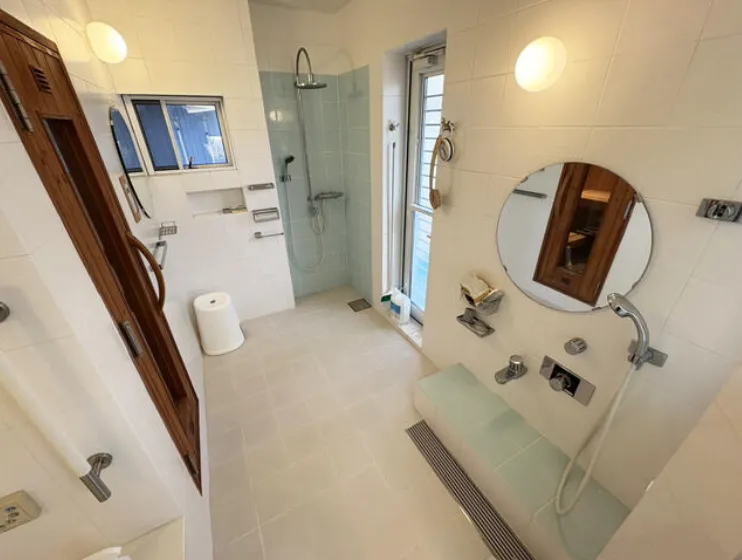 神奈川県足柄下郡真鶴中古戸建の明るいバスルーム内観