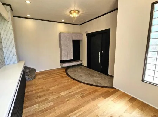 箱根町仙石原中古戸建の玄関ホール、フローリングと間接照明