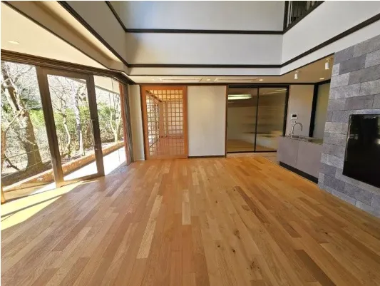 箱根町仙石原中古戸建のリビング・無垢フローリングと暖炉のある和モダン空間