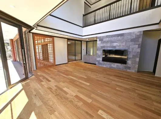 箱根町仙石原中古戸建の吹き抜けリビング内観