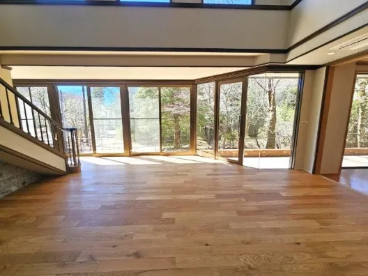 箱根町仙石原中古戸建の大開口窓から自然光が差し込むリビング