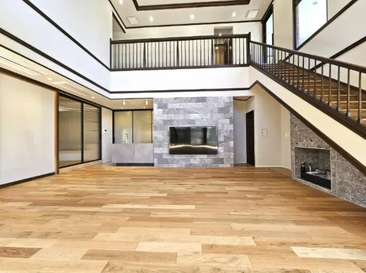 箱根町仙石原中古戸建の吹き抜けリビングルーム