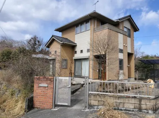 日光市薄井沢中古戸建の外観・青空と緑に囲まれた2階建て住宅