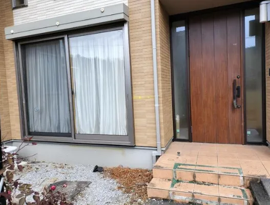 日光市薄井沢中古戸建の玄関アプローチと外観