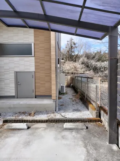 日光市薄井沢中古戸建の屋根付きカーポートと玄関アプローチ