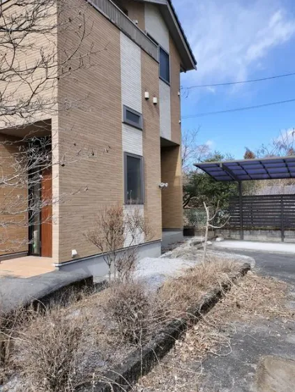 日光市薄井沢中古戸建の外観とカーポート付き駐車場