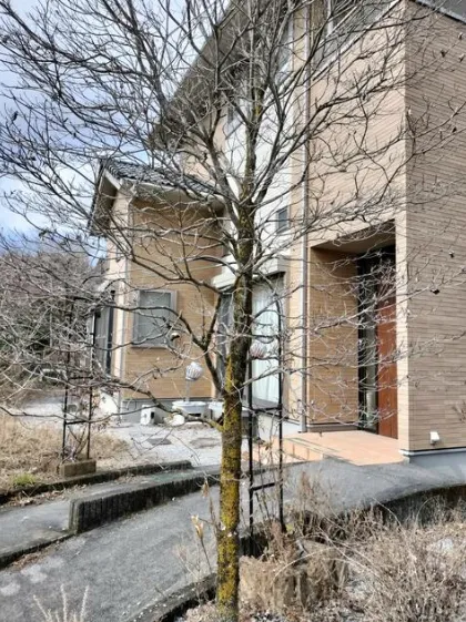 日光市薄井沢中古戸建の外観と周辺環境、冬の樹木と建物外壁
