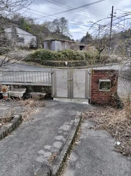 日光市薄井沢中古戸建の敷地入口とアプローチ