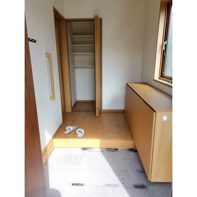 日光市薄井沢中古戸建の玄関、収納付きシューズクローゼットと下駄箱完備