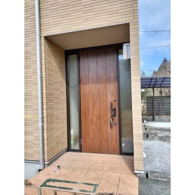 日光市薄井沢中古戸建の木目調玄関ドアとモダンな外観