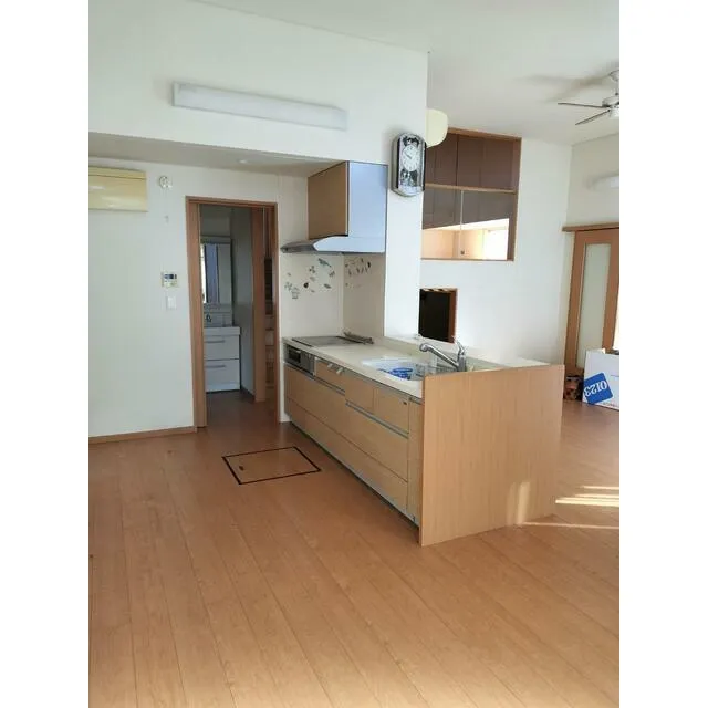 日光市薄井沢中古戸建のモダンなシステムキッチン