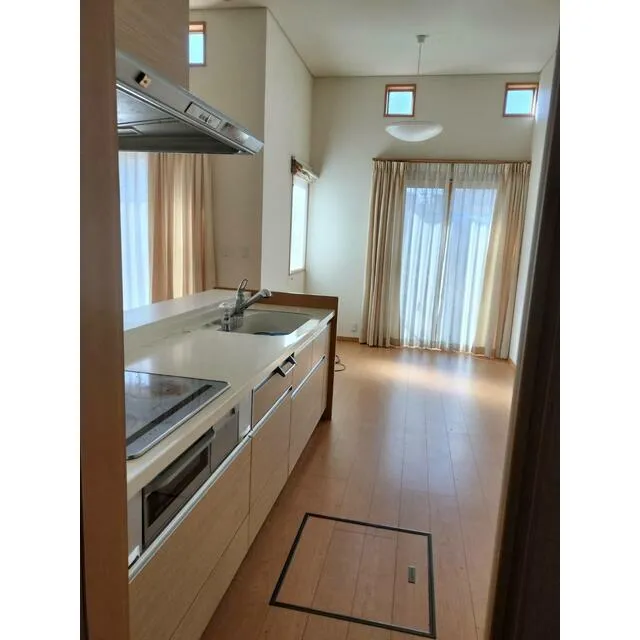 日光市薄井沢中古戸建のオープンキッチンとリビング