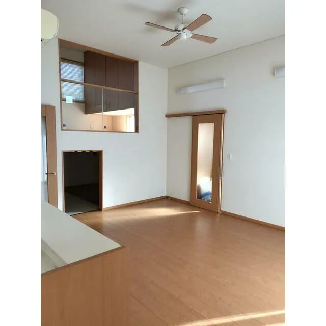 日光市薄井沢中古戸建のモダンなリビングルーム内観