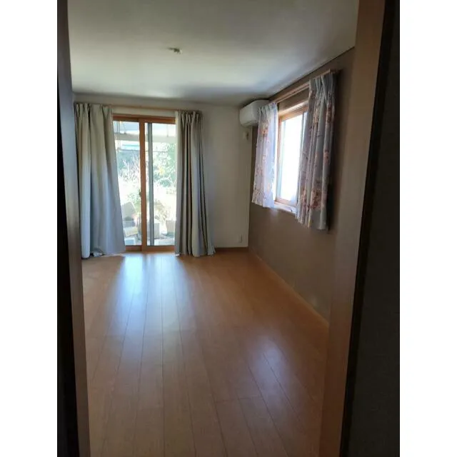 日光市薄井沢中古戸建の明るい洋室内観