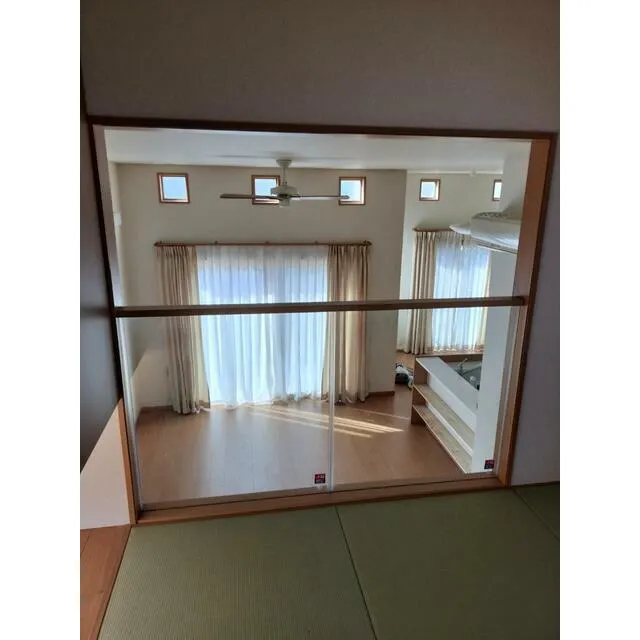 日光市薄井沢中古戸建の畳スペースから見下ろすリビングルーム